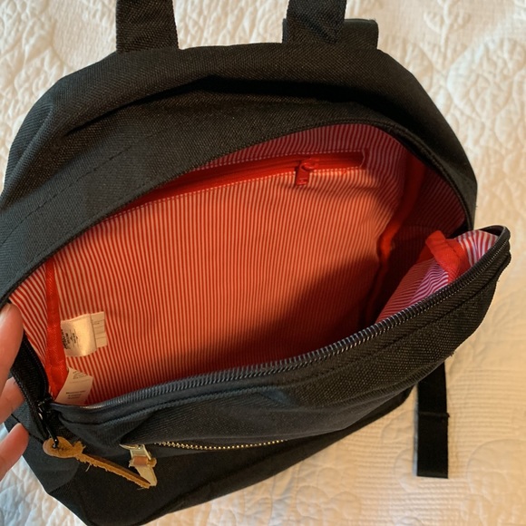 Herschel black backpack With red and white striped lining - Picture 2 of 3